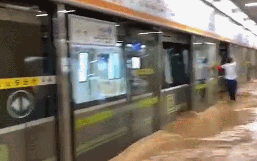 山东国康报道：郑州地铁被困人员积水颈部呼吸困难，部分人员晕倒!